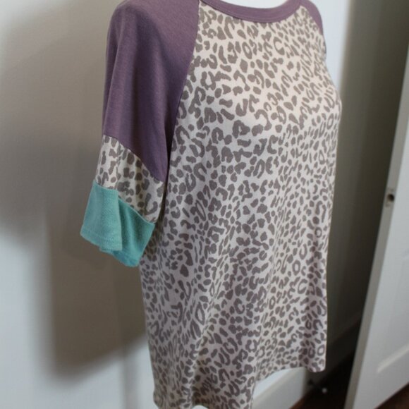 Oddy Short Sleeve Animal Print Top Size Small - Picture 2 of 8